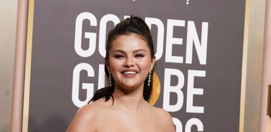 Selena Gómez durante su llegada a los Golden Globe Awards en el hotel Beverly Hilton, en California, el 10 de enero de 2023. (The Associated Press)