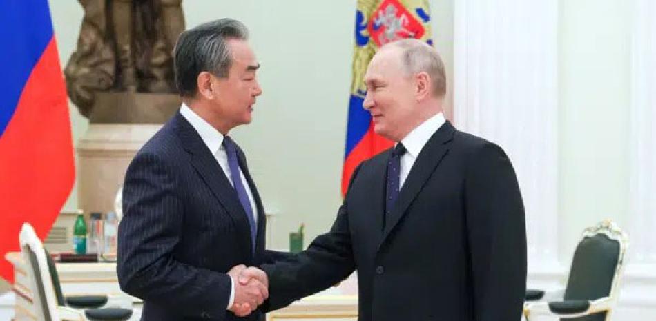 El presidente ruso Vladimir Putin con el director de política exterior del Partido Comunista Chino Wang Yi en Moscú el 22 de febrero de 2023.  AP