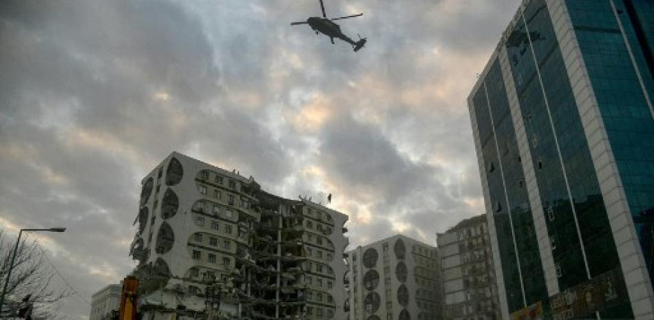 Un miembro de las fuerzas especiales intenta aterrizar un helicóptero en un edificio dañado que se cree que contiene varios animales en Diyarbakir, sureste de Turquía, el 22 de febrero de 2023. Amantes de los animales en una ciudad turca devastada por un terremoto mortal protestaron el 22 de febrero de 2023 , después de que los funcionarios trataran de demoler un edificio dañado que se pensaba contenía varios animales, vieron los corresponsales de AFP.
ILYAS AKENGIN / AFP