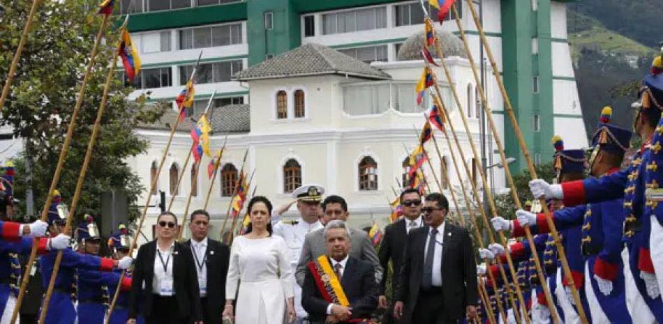 El presidente ecuatoriano Lenín Moreno, al centro, y su esposa Rocío González llegan a la Asamblea Nacional para pronunciar un discurso el 24 de mayo de 2019. AP