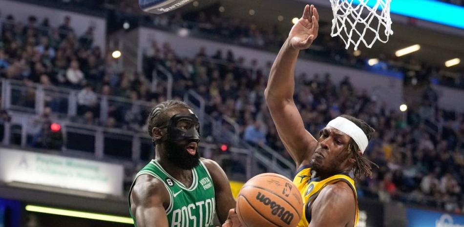 Jaylen Brown, de los Celtics, realiza una gestión ofensiva ante la defensa de Myles Turner, de los Pacers, en acción del partido del jueves por la noche en la NBA.