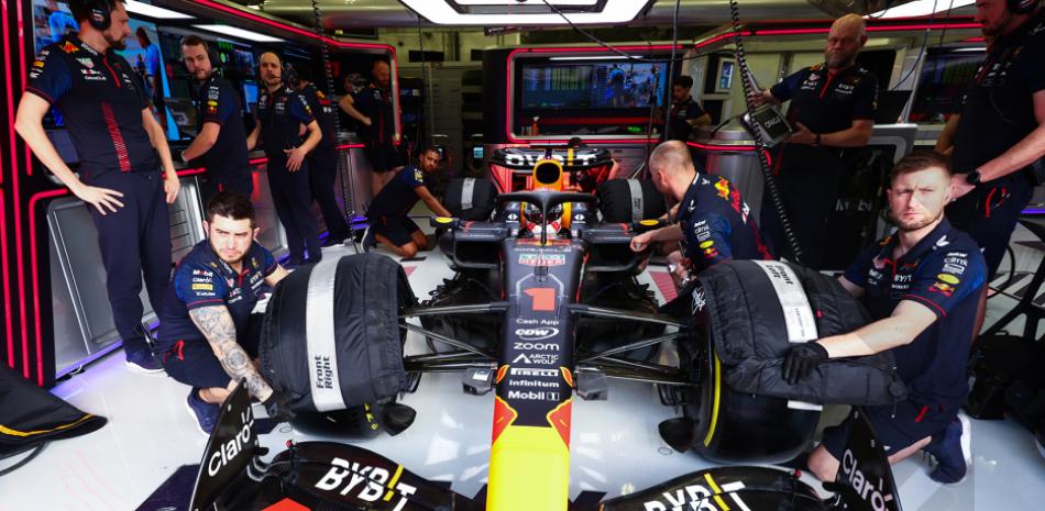Parte de los mecánicos de la Red Bulls ajustan el vehículo de Max Verstappen previo al inicio de la temporada de este año.