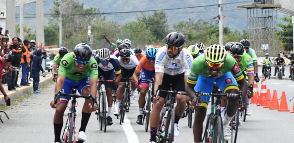 Ronald Geran al momento de cruzar a la meta en la primera posición en la tercera etapa de la Vuelta Ciclista Independencia que tuvo un recorrido de 166 kilómetros.