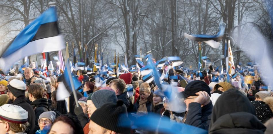 Las personas ondean banderas estonias mientras asisten a las festividades con motivo del Día de la Independencia de Estonia en Tallin, Estonia, el 24 de febrero de 2023, el primer aniversario de la invasión rusa de Ucrania.
Foto: RAIGO PAJULA / AFP