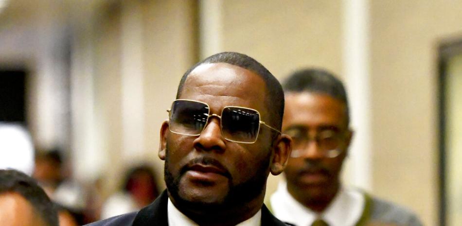 El músico R. Kelly sale del Centro Daley tras una audiencia en su caso de manutención infantil, el 8 de mayo de 2019, en Chicago.

Foto: AP Foto/Matt Marton