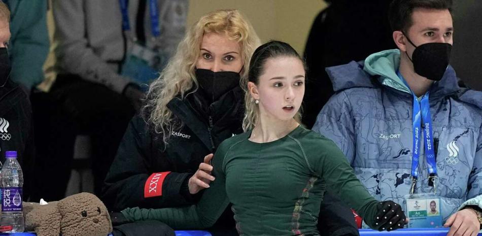 La entrenadora Eteri Tutberidze habla con Kamila Valiva durante un entrenamiento en los Juegos Olímpicos de Invierno de Beijing, en febrero del 2022.