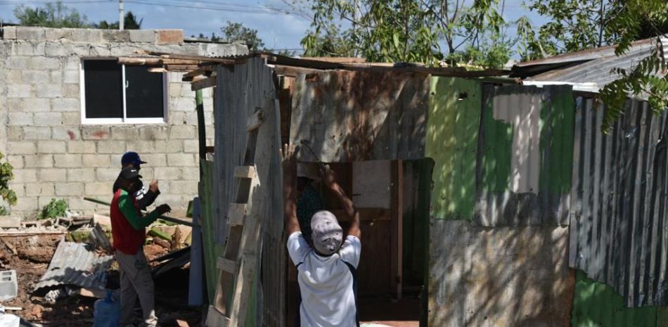 Desalojados vulelven armar sus casas. Fotos de Jorge Martinez.