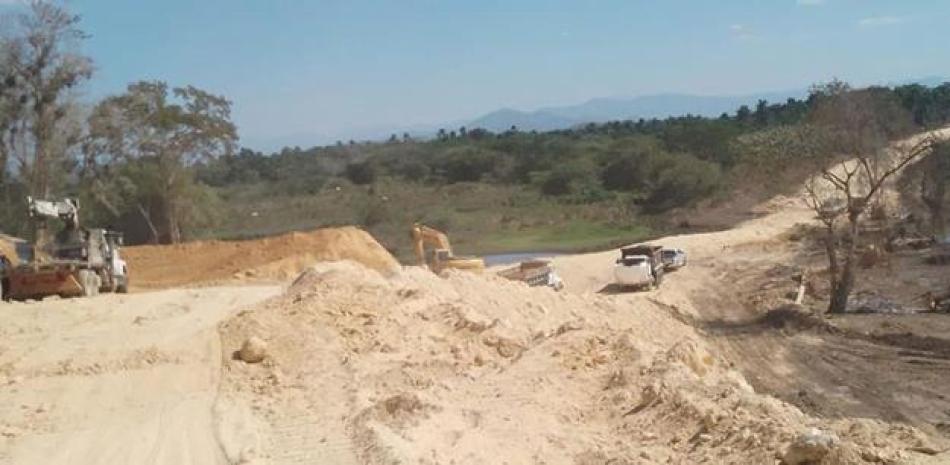 Palas mecánicas y camiones mueven terrenos para la construcción del muro en Laguna Saladilla./LD