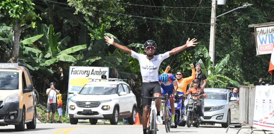 Ismael Sánchez abre los brazos en señal de triunfo luego de cruzar a la meta en la delantera en la celebración de la quinta etapa de la Vuelta Ciclista, que se efectuó en el trayecto Santiago- Navarrete- Puerto Plata con retorno a Santiago.