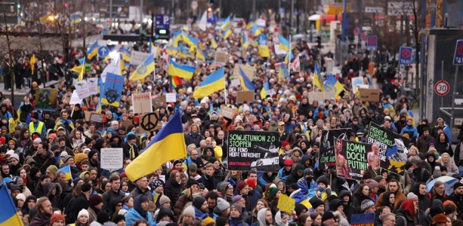Foto AFP. Los manifestantes que ondean banderas de Ucrania asisten a una manifestación en apoyo de Ucrania, en Karl-Marx-Allee en Berlín, el 24 de febrero de 2023, el primer aniversario de la invasión rusa de Ucrania.