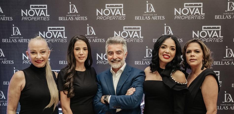 Bárbara Warren, Lorena Sevilla, César Latrilla, Iris Espinal y Yaharia Batista.