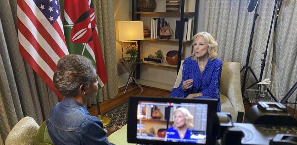 La primera dama de Estados Unidos, Jill Biden, hace declaraciones durante una entrevista con la reportera de AP para la Casa Blanca, Darlene Superville, en Nairobi. AP