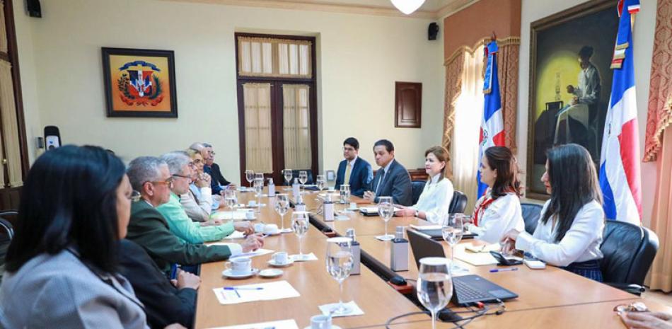 Reunión sostenida ayer entre autoridades del Gobierno y el CMD en la sede del Palacio Nacional.