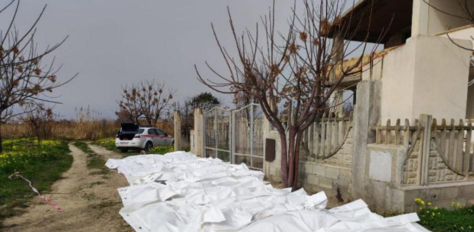Esta foto obtenida de la agencia de noticias italiana Ansa, tomada el 26 de febrero de 2023, muestra bolsas con los cuerpos de migrantes fallecidos en Steccato di Cutro, al sur de Crotone, después de que su embarcación naufragara frente a la región de Calabria, en el sur de Italia. Foto: AFP.