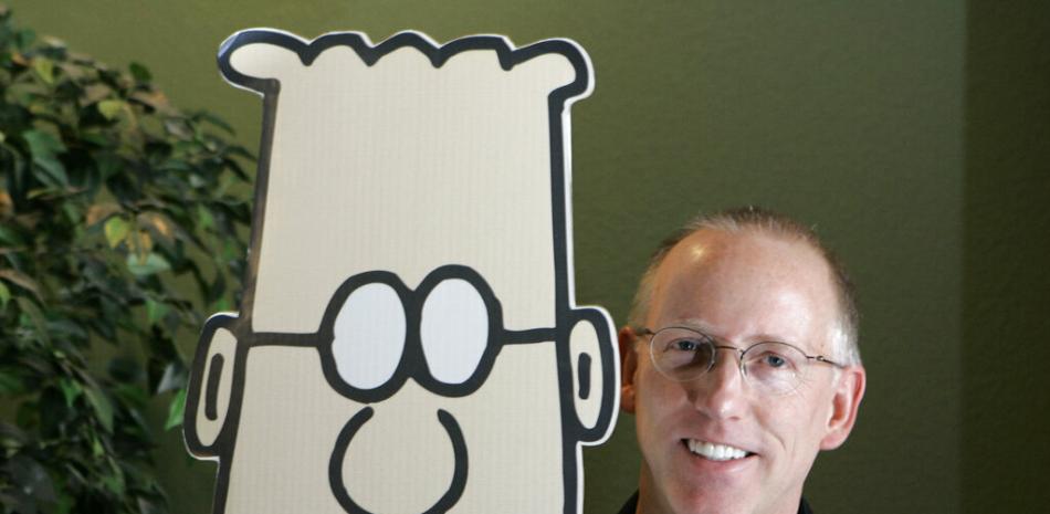 Scott Adams, creador de la tira cómica Dilbert, posa para la foto con su personaje Dilbert en su estudio en Dublin, California, el 26 de octubre de 2006. Foto: Marcio Jose Sanchez/AP.
