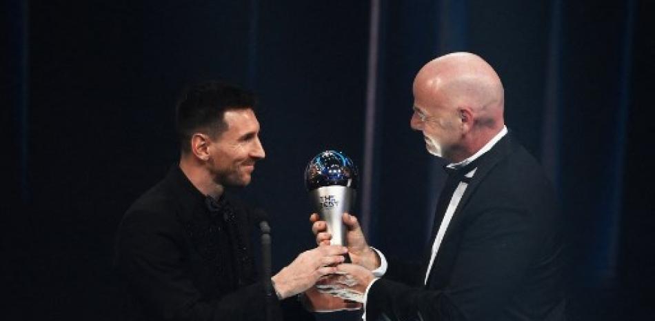 El delantero de Argentina y Paris Saint-Germain, Lionel Messi (izq.), recibe de manos del presidente de la FIFA, Gianni Infantino, el premio al mejor jugador masculino de la FIFA durante la ceremonia de los Best FIFA Football Awards 2022 en París el 27 de febrero de 2023.
FRANCK FIFE / AFP