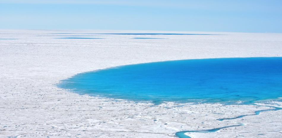 Se ha descubierto que una creciente red de lagos en la capa de hielo de Groenlandia drena en una reacción en cadena que acelera el flujo de la capa de hielo, amenazando su estabilidad.

Foto: LAURA A. STEVENS (MIT-WHOI)
