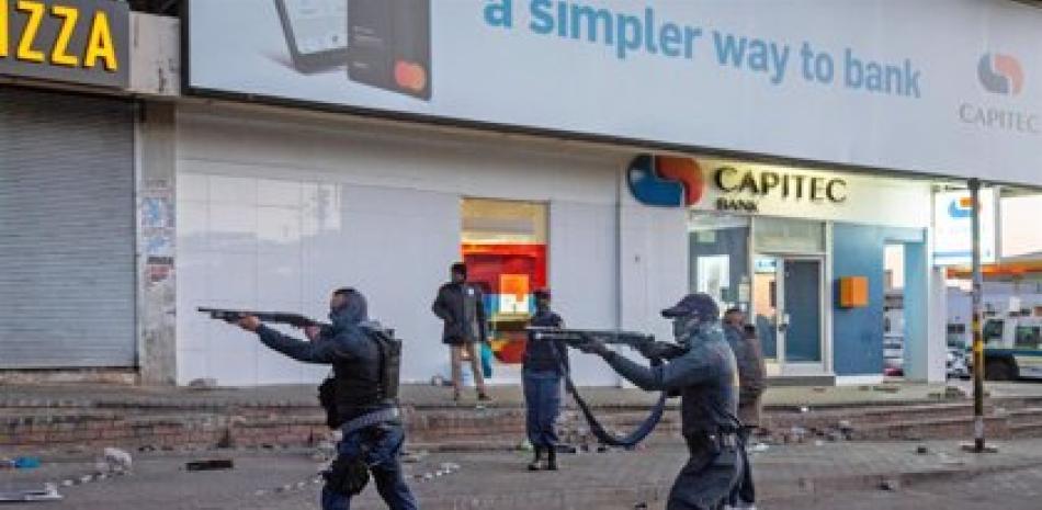 Protestas en Sudáfrica tras el encarcelamiento del expresidente Jacob Zuma por desacato. 

Foto: YESHIEL / XINHUA NEWS / CONTACTOPHOTO