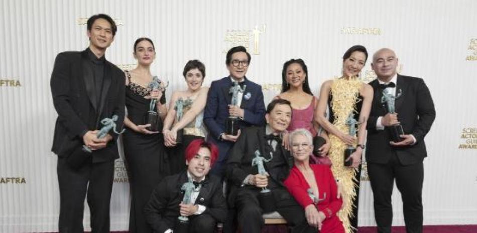 Harry Shum Jr., de atrás a la izquierda, Jenny Slate, Tallie Medel, Ke Huy Quan, Stephanie Hsu, Michelle Yeoh, Brian Le, Andy Le, de adelante a la izquierda, James Hong y Jamie Lee Curtis posan con el premio a la actuación sobresaliente de un elenco en una película de "Everything Everywhere All at Once", en la sala de prensa de la 29ª entrega anual de los Premios del Sindicato de Actores de la Pantalla el domingo 26 de febrero de 2023. AP