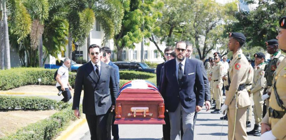 Hijos y familiares despiden los restos de Gómez Bergés.