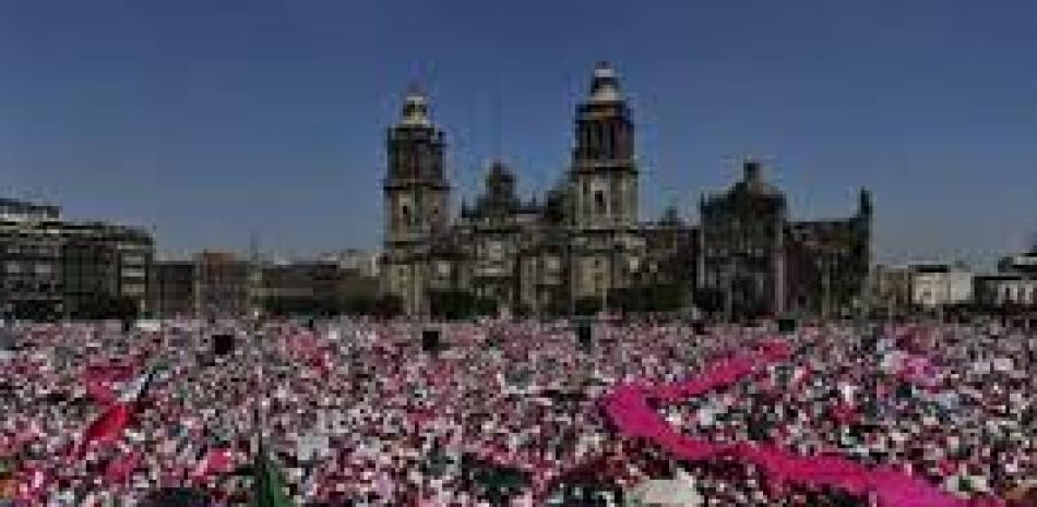 Miles de personas protestan contra una reforma electoral propuesta por el presidente Andrés Manuel López Obrador, en el Zócalo de la Ciudad de México, el domingo 26 de febrero de 2023. Foto: AP.