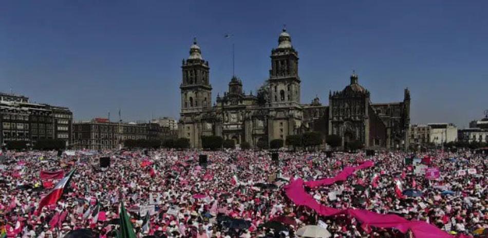 Miles de personas protestan contra una reforma electoral propuesta por el presidente Andrés Manuel López Obrador, en la plaza el Zócalo, ayer. AP