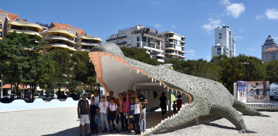 Un grupo de jóvenes disfrutó de la lectura de cuentos en la boca del cocodrilo de piedra del parque. Jorge M. /LD.