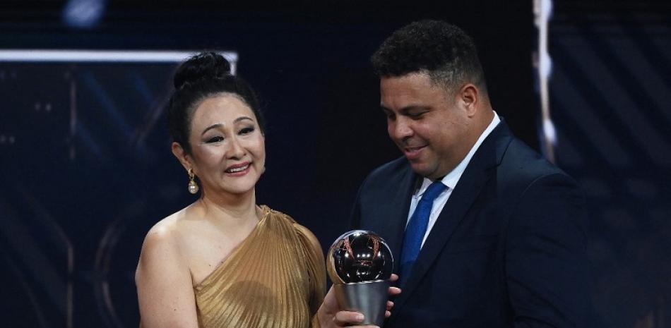 El exfutbolista brasileño Ronaldo (derecha) entrega un premio a la viuda de la leyenda del fútbol brasileño Pelé, Marcia Aoki (izquierda), durante un homenaje a Pelé en la ceremonia de los Best FIFA Football Awards 2022 en París el 27 de febrero de 2023. Foto de AFP