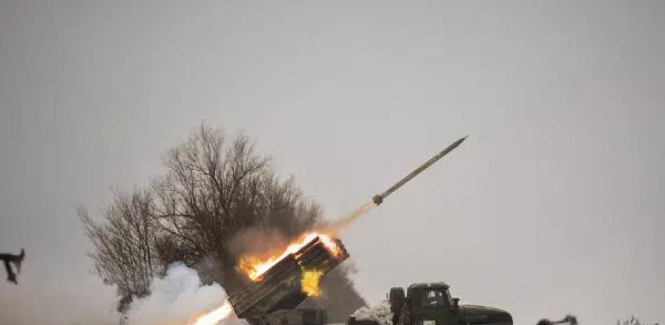 Ucranianos disparan cohetes hacia posiciones rusas en la zona de Járkiv, Ucrania, el sábado pasado. AP