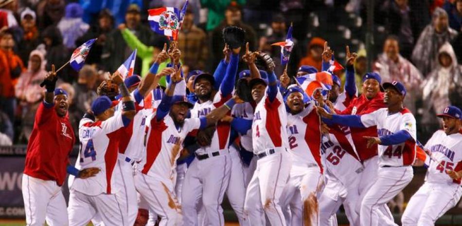 Los integrantes del equipo dominicano celebran tras vencer a Puerto Rico en la final del Clásico Mundial de 2003.