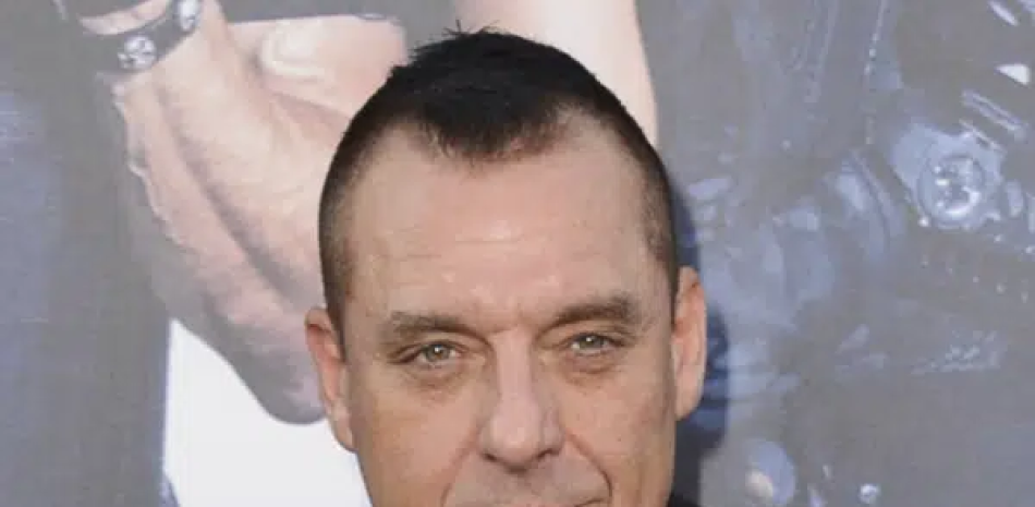 En esta foto de archivo del 11 de agosto de 2014, el actor Tom Sizemore llega al estreno de "The Expendables 3" en Los Ángeles. Sizemore se encuentra en estado crítico luego de sufrir un aneurisma cerebral, dijo un representante del actor el domingo 19 de febrero de 2023. Sizemore sufrió el aneurisma alrededor de las 2 am del sábado en su casa de Los Ángeles y está hospitalizado. (Foto de Jordan Strauss/Invision/AP, Archivo)