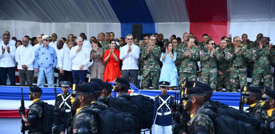 El presidente Luis Abinader encabezó ayer el desfile militar. Glauco Moquete/LD