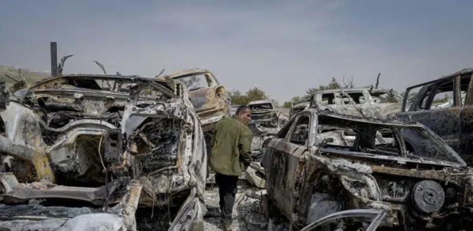 Vehículos palestinos incendiados por israelíes en Hawara, Cisjordania, el 27 de febrero de 2023. AP