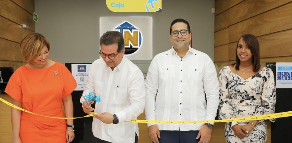 Corte de cinta protocolar de la inauguración.