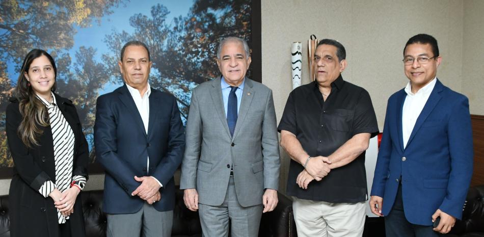 El ingeniero Garibaldy Bautista, presidente del COD, junto al embajador Fausto Liz, Luis Chanlatte, secretario general del COD, y Claudia Moquete.