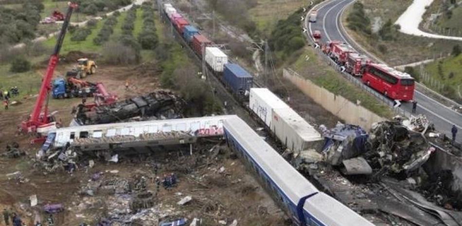 Bomberos y socorristas responden a una colisión entre dos trenes en Tempe, cerca de la ciudad de Larissa, Grecia, miércoles 1 de marzo de 2023 AP - Vaggelis Kousioras
