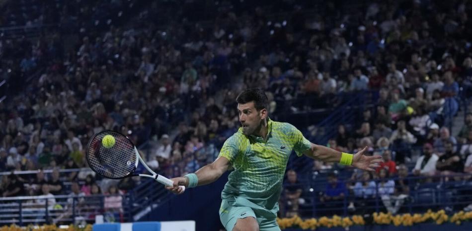 Novak Djokovic devuelve ante Tallon Griekspoor durante un partido del torneo de Dubái.