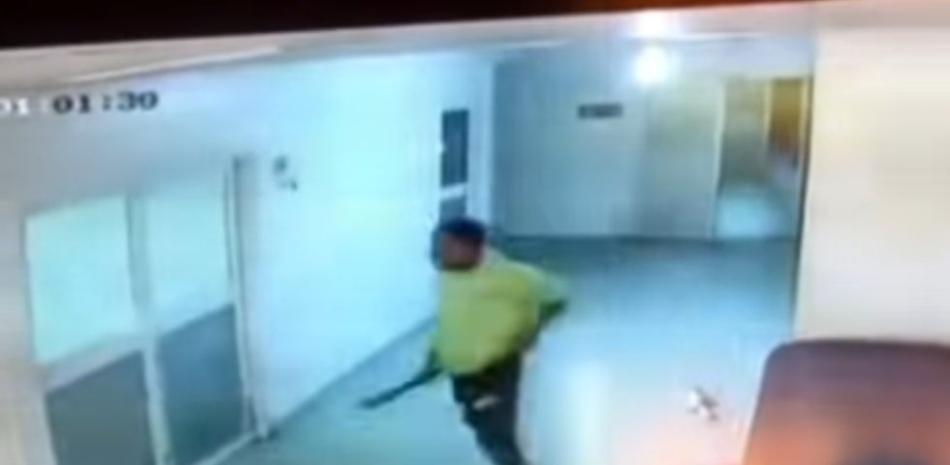 Hombre no indetificado que agredio a persobal medico en hospital de Salcedo / fuente externa