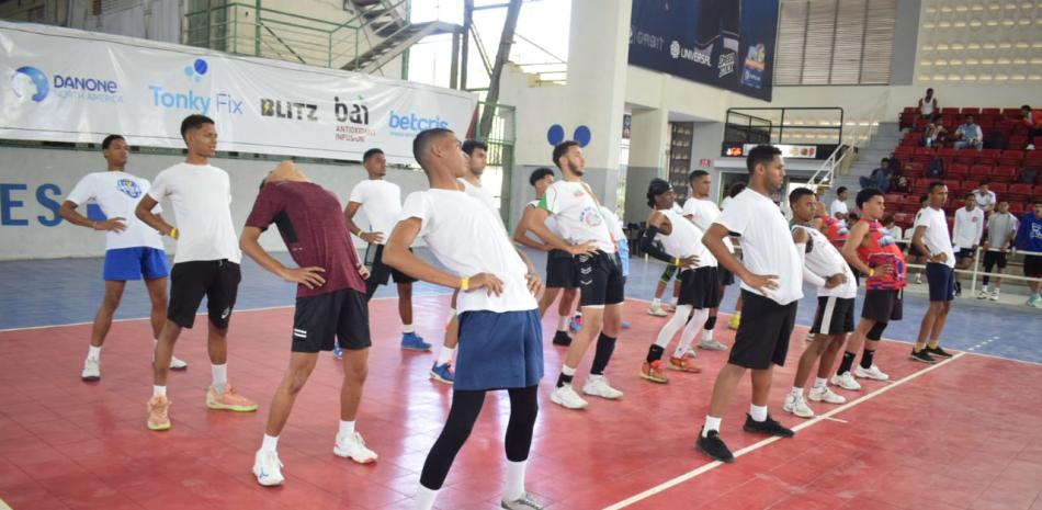 Un grupo de espigados jóvenes mientras entrenaban en el viejo pabellón de voleibol del Centro Olímpico Juan Pablo Duarte.