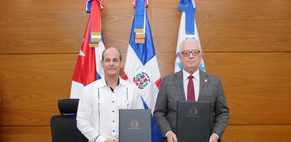 El acuerdo fue rubricado por Rogelio Sierra Díaz, rector del ISRI y José Rafael Espaillat, rector del Inesdyc.