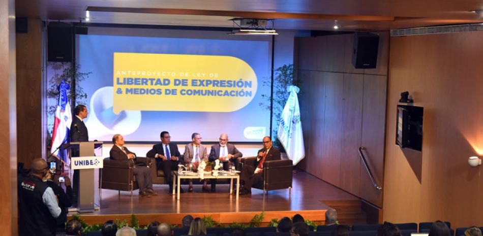 El anteproyecto de Ley de Expresión y Medios de Comunición fue presentado en un panel donde participaron los miembros de la comisión designada por el Poder Ejecutivo. Foto por Jorge Luis Martínez.