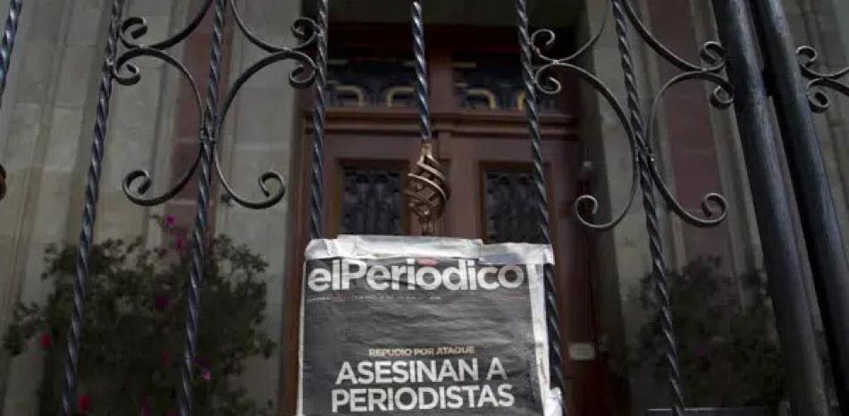 Copia de la portada de “El Periodico” que cuelga en la entrada de la Casa Presidencial durante una protesta, el 11 de marzo de 2015. ap