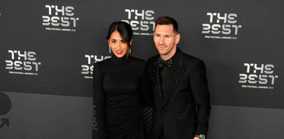 Lionel Messi posa con su esposa Antonela Roccuzzo en la alfombra verde previo a la ceremonia de entrega de los premios The Best de la FIFA en París.