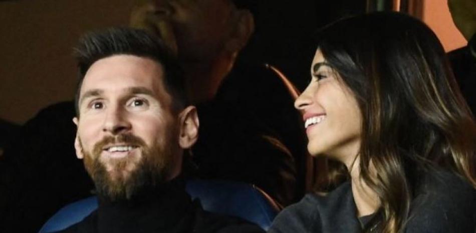 Messi y su esposa Antonela Bucuzzo. AFP