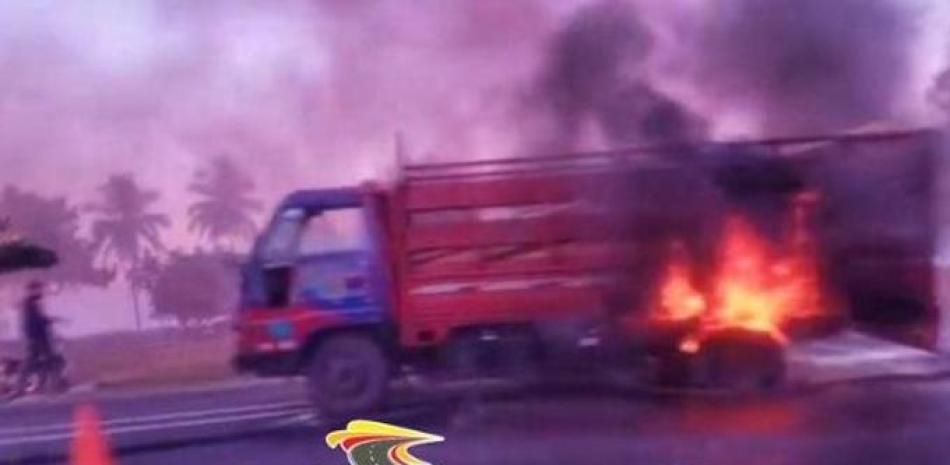 Camión incendiado en la autopista Las Americas /  Traffico Expreso