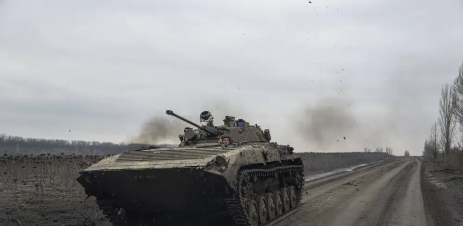 Un soldado ucraniano conduce un tanque hacia posiciones de primera línea cerca de Bájmut, Ucrania, el miércoles 1 de marzo de 2023. (AP Foto/Evgeniy Maloletka)