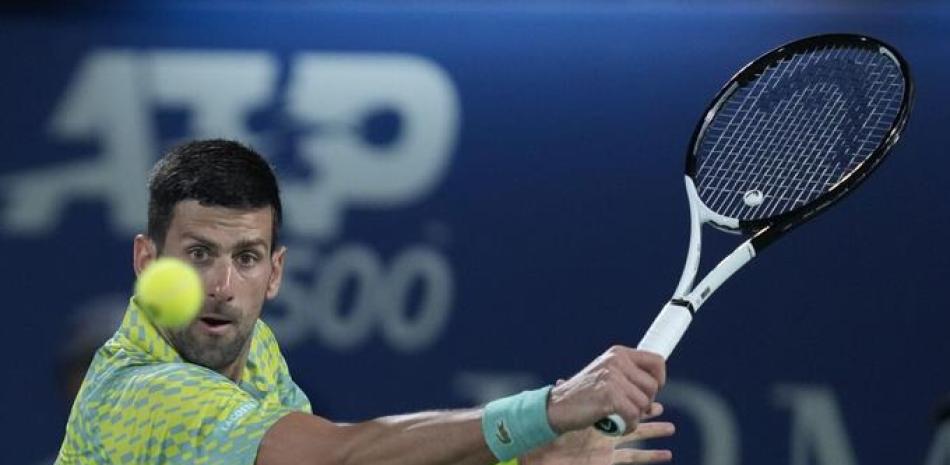 Novak Djokovic devuelve ante Hubert Hurkacz durante los cuartos de final del torneo de Dubái.