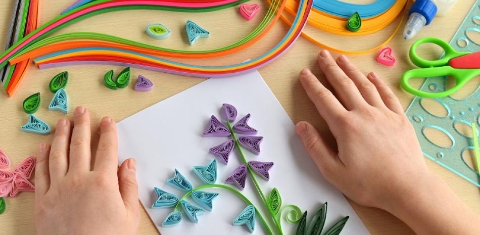 Corazones, mariposas, soles, globos, plantas, flores, letras... Las posibilidades creativas de la filigrana de papel o quilling son múltiples. ISTOCK