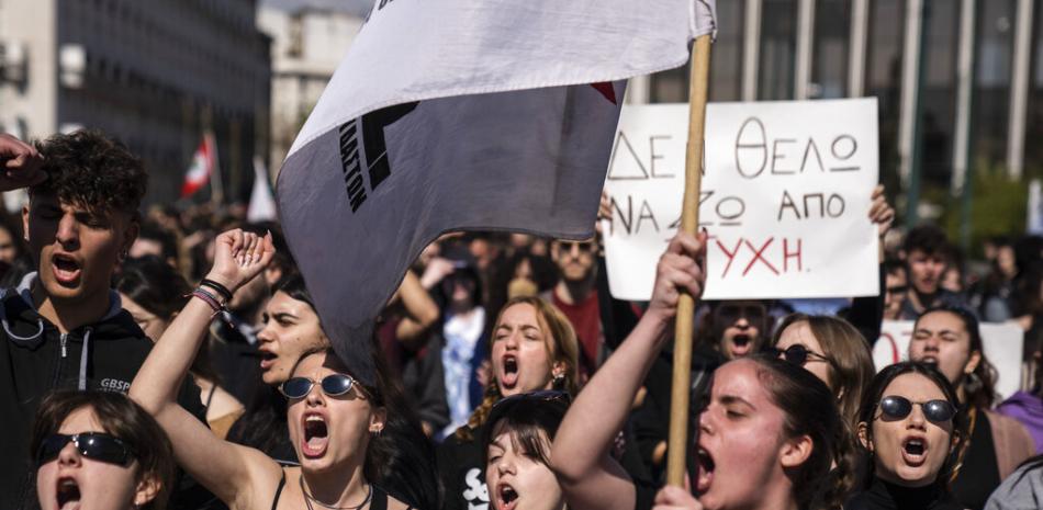 Estudiantes universitarios cantan consignas durante una protesta mientras se dirigen a la sede del operador privado Hellenic Train, en Atenas, el viernes 3 de marzo de 2023. AP