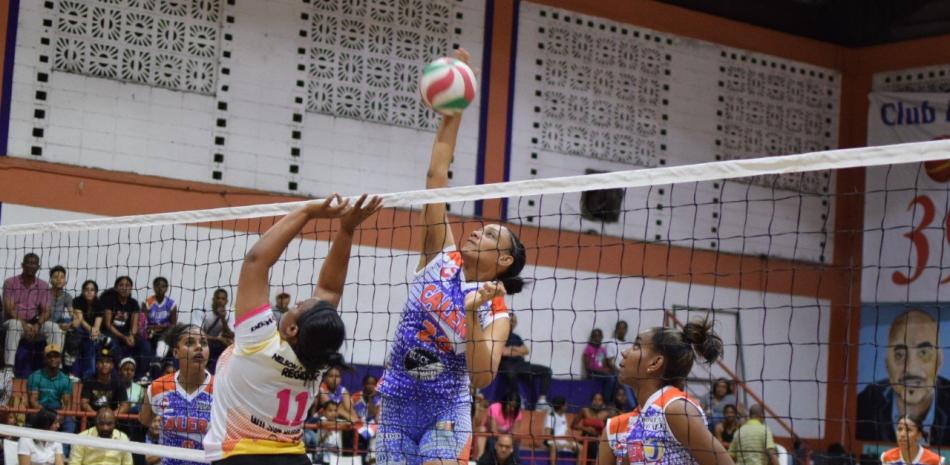 El equipo de Calero, representante femenino de la provincia Santo Domingo, ganó los tres partidos en la primera etapa de la Final de Campeones celebrada en su techado.